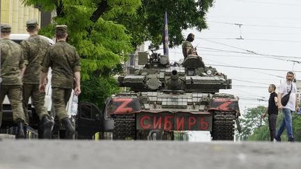 Des miliciens du groupe Wagner bloquent une rue avec un char indiquant "Sibérie", dans le centre-ville de Rostov, dans le sud de la Russie, le 24 juin 2023. (STRINGER / EPA)