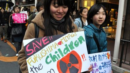 De jeunes japonaises participent &agrave; une manifestation contre le nucl&eacute;aire, le 4 mars 2011. (PIETRO SCOZZARI / TIPS / AFP)