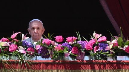 Le Pape François face à 100 000 fidèles place Saint-Pierre à rome, lors de sa bénédiction de Pâques "Urbi et Orbi", le 17 avril 2022. (TIZIANA FABI / AFP)