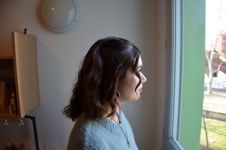 Jessica Lebrun, dans sa chambre universitaire à Villeurbanne. (CHARLES-EDOUARD AMA KOFFI / FRANCEINFO)