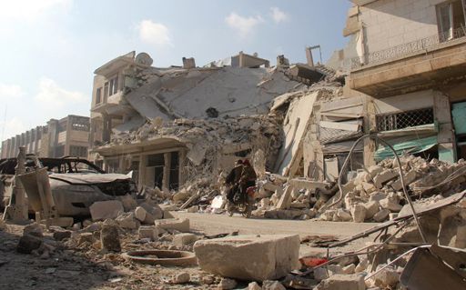 Dans les ruines d'Idlib (nord-ouest de la Syrie) le 21 décembre 2015, après un bombardement (AFP - OMAR HAJ KADHOUR)