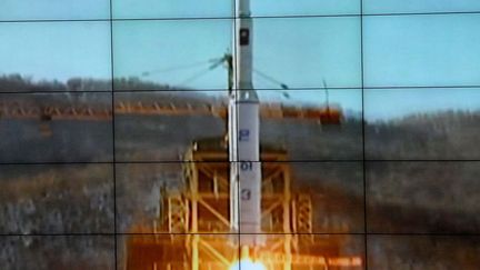 Photographie transmise par la Cor&eacute;e du Nord, montrant le lancement de la fus&eacute;e ayant mis en orbite un satellite, le 12 d&eacute;cembre 2012. (KNS / KCNA)