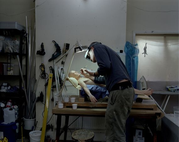 Ron Mueck dans son atelier, en octobre 2009. (RON MUECK PHOTO / GAUTIER DEBLONDE)