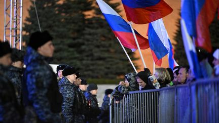 La célébration au lendemain de la réélection de Vladimir Poutine pour un 5e mandat à la tête de la Russie est placée sous haute surveillance, le 18 mars 2024. (NATALIA KOLESNIKOVA / AFP)