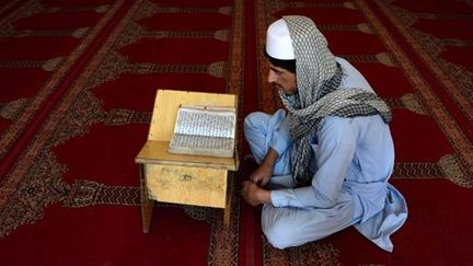 Musulman en train de lire le Coran dans une mosquée à Jalalabad (est de l'Afghanistan) le 25 juin 2015 (AFP - Noorullah Shirzada)