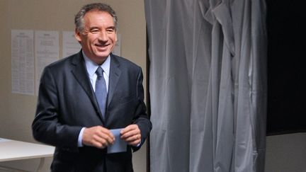 Le candidat du MoDem, Fran&ccedil;ois Bayrou, vote &agrave; Pau (Pyr&eacute;n&eacute;es-Atlantiques), le 22 avril 2012. (PIERRE ANDRIEU / AFP)