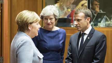 Angela Merkel, Theresa May et Emmanuel Macron (de gauche à droite) à Bruxelles , le 19 octobre 2017. (THIERRY MONASSE / DPA / AFP)