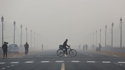 Un vendeur de journaux à New Delhi (Inde), le 1er décembre 2015. (ANINDITO MUKHERJEE / REUTERS)