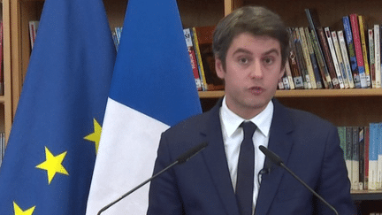 Le ministre de l’Éducation nationale, Gabriel Attal, a présenté mardi 5 décembre de nouvelles mesures pour renforcer le niveau des élèves, de la primaire au lycée. (franceinfo)