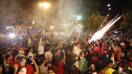 La joie des supporters de l'équipe de football algérienne qualifiée pour la finale de la CAN a&nbsp;occasionné quelques débordements le 14-juillet, notamment à Paris. (ZAKARIA ABDELKAFI / AFP)