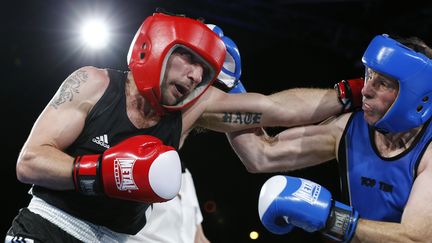 Mathieu Kassovitz pour la première fois sur le ring le 10 juin 2017 à Deauville, contre Franck Barigault.
 (CHARLY TRIBALLEAU / AFP)