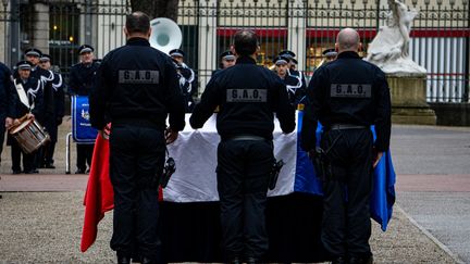 Des policiers devant le cercueil de Franck Labois, à la préfecture du Rhône, à Lyon, le 17 janvier 2020.&nbsp; (NICOLAS LIPONNE / HANS LUCAS / AFP)