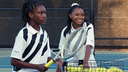 "La méthode Williams" sort&nbsp;au&nbsp;cinéma mercredi 1er décembre.&nbsp;Ce biopic raconte les coulisses de l'ascension des joueuses de tennis Venus et&nbsp;Serena&nbsp;Williams et du rôle déterminant de leur père incarné par Will Smith. (FRANCE 2)