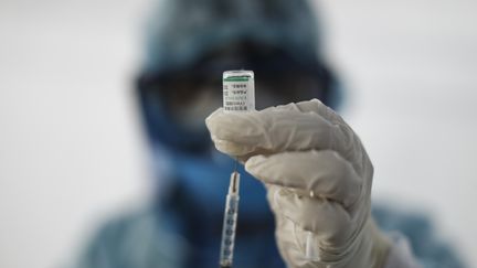 Une infirmière prépare une dose du vaccin contre le Covid-19 à l'hôpital&nbsp;Edgardo Rebagliati à Lima (Pérou). (PICTURE ALLIANCE / PICTURE ALLIANCE / GETTYIMAGES)