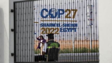 La police égyptienne sécurise le Centre international des congrès de Charm el-Cheikh, en Egypte, lors de la conférence sur le climat COP27, le 17 novembre 2022. (MOHAMMED ABED / AFP)