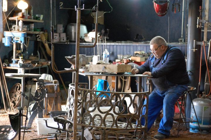 Dans l'atelier du ferronnier, Didier Soligon, à Lauzerte. (SANDRA CLERBOIS)