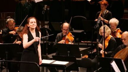 Emmanuelle Haïm dirige son ensemble Le Concert d'Astrée lors du Gala des 20 ans en novembre 2021. (FANNY DESTOMBES)