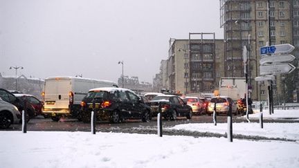 Véhicules bloqués par la neige à Villeneuve-Saint-Georges (Val-de-Marne) (AFP - BERTRAND LANGLOIS)