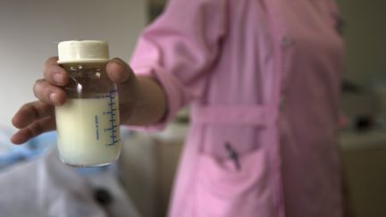 Une infirmière tient une bouteille de lait maternel au Centre médical pour femmes et enfants de Guangzhou (Chine), le 8 mai 2013. (SIU CHIU / REUTERS)