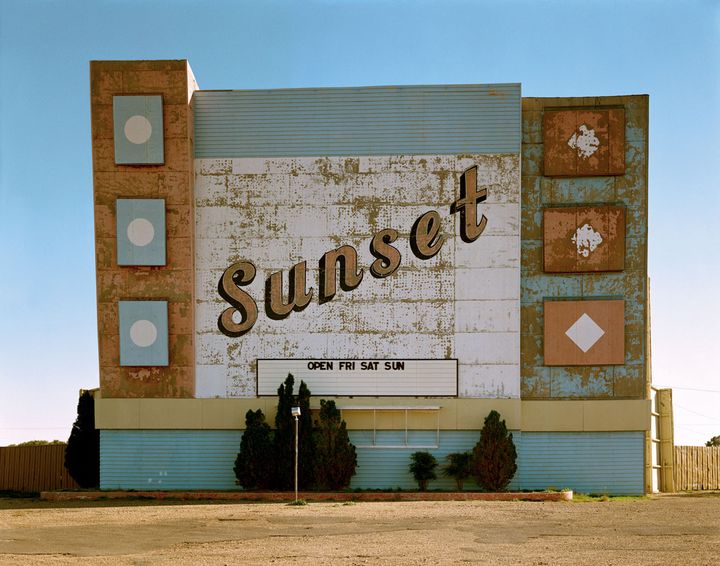 Stephen Shore, Neuvième Avenue Ouest, Amarillo, Texas, 2 octobre 1974, série "Uncommon Places", avec l'aimable autorisation de l'artiste et de la 303 Gallery à New York
 (Rencontres d&#039;Arles)