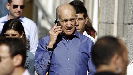 L'ancien Premier ministre isra&eacute;lien Ehud Olmert quitte le tribunal de J&eacute;rusalem (Isra&euml;l) qui l'a condamn&eacute; &agrave; un an de prison avec sursis,&nbsp;le 24 septembre 2012. (AMMAR AWAD / REUTERS)