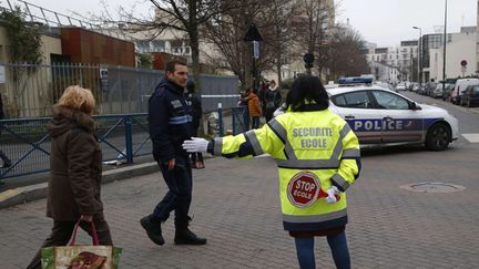 &nbsp; (Présence policière à l'école d'Aubervilliers où un enseignant a été agressé ce lundi © SIPA/AP/Michel Euler)