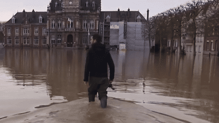 Alors que quatre départements du nord de la France sont toujours en vigilance orange aux crues, la question de l’abandon de certains quartiers se pose. Le gouvernement pourrait décider de rendre certaines zones inhabitables. (France 3)