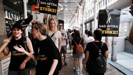 Les membres du syndicat des acteurs SAG-AFTRA marchent sur un piquet de grève avec des scénaristes devant les bureaux de Netflix à New York, le 14 juillet 2023 à New York. (SPENCER PLATT / GETTY IMAGES NORTH AMERICA / VIA AFP)