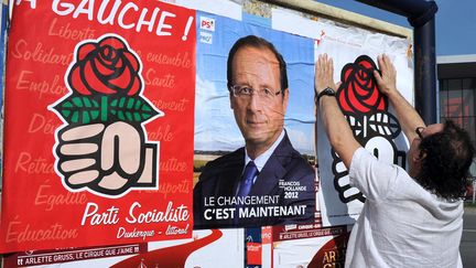 J-45 La guerre des affiches a d&eacute;but&eacute;! Comme &agrave; Dunkerque&nbsp;(Nord) o&ugrave; des militants du Parti socialiste recouvrent des panneaux d'affichages &agrave; l'effigie du candidat Fran&ccedil;ois Hollande, le 22 mars 2012. (DENIS CHARLET / AFP)