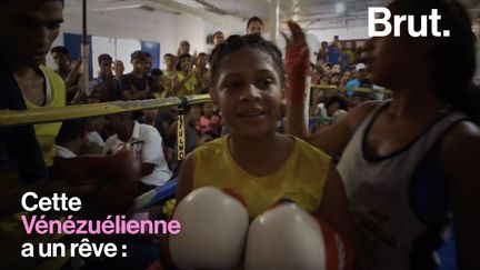 Dans un quartier dangereux de Caracas, la capitale du Venezuela, des enfants suivent gratuitement des cours de boxe. Parmi eux, Serlyanis, 14 ans.