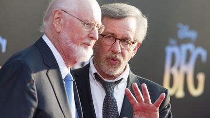 Le compositeur John Williams et le réalisateur Steven Spielberg à Hollywood en 2016 (VALERIE MACON / AFP)