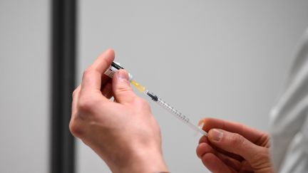 Une soigante prépare une dose de vaccin (image d'illustration) (JEAN-CHRISTOPHE VERHAEGEN / AFP)