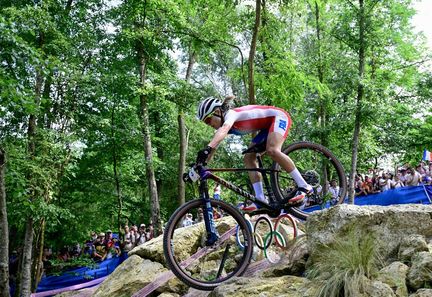 Loana Lecomte durant sa course de VTT aux Jeux olympiques de Paris, le 28 juillet 2024 sur la colline d'Elancourt (Yvelines). (JOHN MACDOUGALL / AFP)