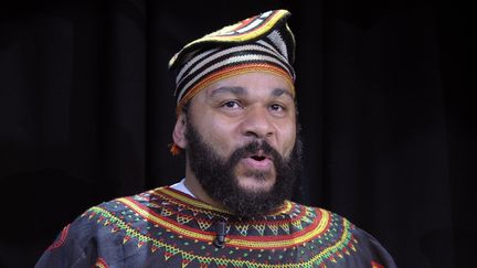 Dieudonn&eacute;&nbsp;lors d'une conf&eacute;rence de presse,&nbsp;au Th&eacute;&acirc;tre de la Main d'Or, &agrave; Paris, le 11 janvier 2014. (ALAIN JOCARD / AFP)