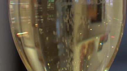 En 2022, les ventes de Crémant ont littéralement explosé. Face à l'incontournable Champagne, la boisson à bulles semble avoir réussi à se faire une place. (FRANCE 2)