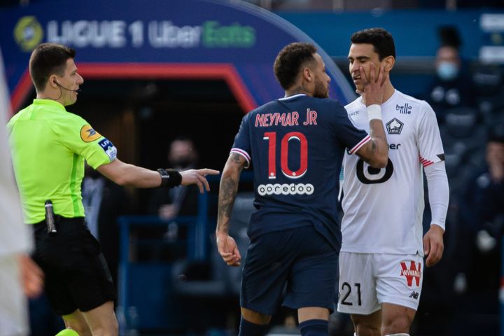 Neymar a été expulsé contre Lille après deux gestes d'humeur, dont celui-ci sur Benjamin André, le 3 avril 2021. (AURELIEN MORISSARD / MAXPPP)