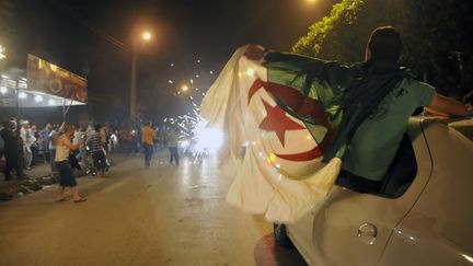 Des supporters alg&eacute;riens f&ecirc;tent la qualification de leur &eacute;quipe pour les huiti&egrave;mes de finale de la Coupe du monde, le 26 juin 2014, &agrave; Alger (Alg&eacute;rie). (CITIZENSIDE/FAYCAL NECHOUD / AFP)