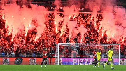 Des supporters rennais lors du match face à Nantes en Ligue 1, le 1er octobre 2023. (MAXPPP)