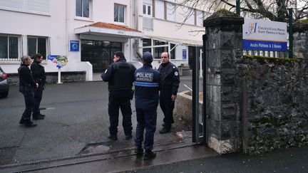 Des policiers devant l'entrée du collège-lycée Saint-Thomas-d'Aquin à Saint-Jean-de-Luz (Pyrénées-Atlantique), après l'assassinat d'une enseignante par un élève, le 22 février 2023. (GAIZKA IROZ / AFP)