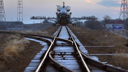 La fusée Soyouz acheminée vers son pas de tir du cosmodrome de Baïkonour, au Kazakhstan, le 14 novembre 2016.
 (YURI KOCHETKOV / EPA)