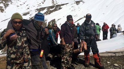 Image de l'arm&eacute;e&nbsp;n&eacute;palaise secourant des trekkeurs sur l'Annapurna Circuit, dans le district de Mustang (Nepal) ,e 17 octobre&nbsp;2014. (NEPALESE ARMY / MAXPPP)