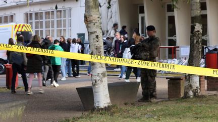 Les élèves du lycée Gambetta à Arras (Pas-de-Calais) devant leur établissement, le 16 octobre 2023. (DENIS CHARLET / AFP)