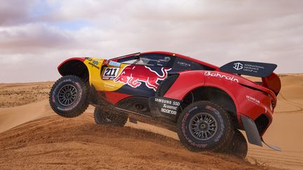 Sébastien Loeb et son coéquipier Fabian Lurquin (Bahrain Raid Xtreme) à bord de leur BRX Prodrive lors de la 2e étape du Dakar 2022 à Al Artawiyah, le 2 janvier 2022. (JULIEN DELFOSSE / DPPI via AFP)