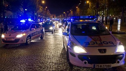 Des policiers manifestent sur les Champs-Elys&eacute;es contre la mise en examen pour "homicide volontaire" d'un de leurs coll&egrave;gues, &agrave; Paris, le 25 avril 2012. (BERTRAND LANGLOIS / AFP)