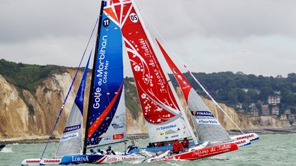 L'équipage de Team Lorina Limonade-Golfe à la manoeuvre (CITIZENSIDE/ANN-DEE LAMOUR / CITIZENSIDE)