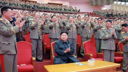 Kim Jong-un et son armée, le 28 juillet 2014. (KNS / KCNA / AFP)