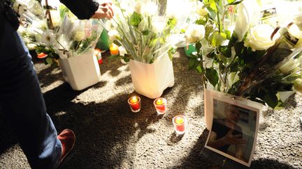 Hommages au&nbsp;directeur d'&eacute;cole assassin&eacute;&nbsp;Chanel Mallinger, lors d'une marche blanche &agrave; Woippy (Moselle), le 13 d&eacute;cembre 2013. (JEAN-CHRISTOPHE VERHAEGEN / AFP)