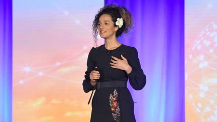 Le journaliste et auteur Masih Alinejad s'exprime sur scène lors de la conférence de leadership WICT à l'hôtel Marriott Marquis de New York, le 16 octobre 2018 à New York. (LARRY BUSACCA / GETTY IMAGES NORTH AMERICA)