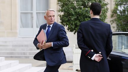 Le Premier ministre, Jean-Marc Ayrault, arrive au Palais de l'Elys&eacute;e le 22 ao&ucirc;t, pour le Conseil des ministres. (PATRICK KOVARIK / AFP)