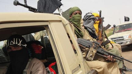 Des combattants du groupe islamique Ansar Dine montent la garde &agrave; l'a&eacute;roport de Kidal, dans le nord du Mali, le 2 novembre 2012.&nbsp; (ROMARIC HIEN / AFP)